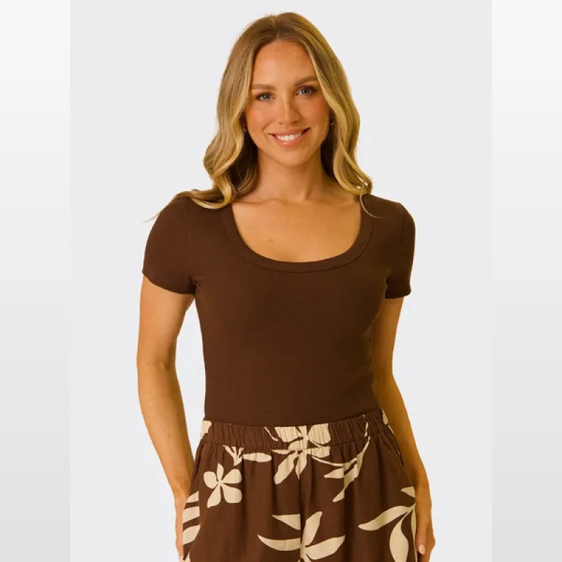 Woman wearing a dark brown ribbed scoop neck short sleeve t-shirt.